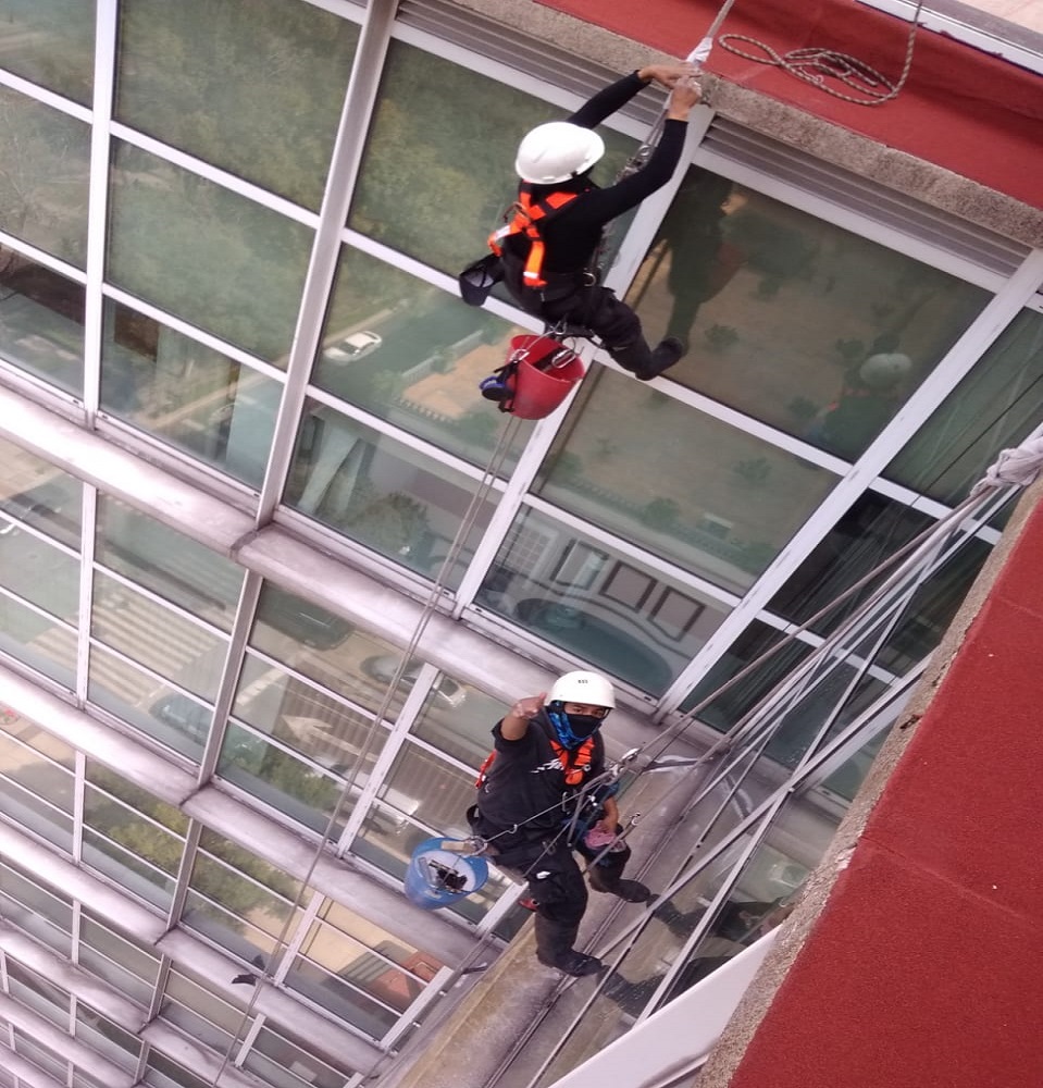 Limpieza de vidrios en alturas